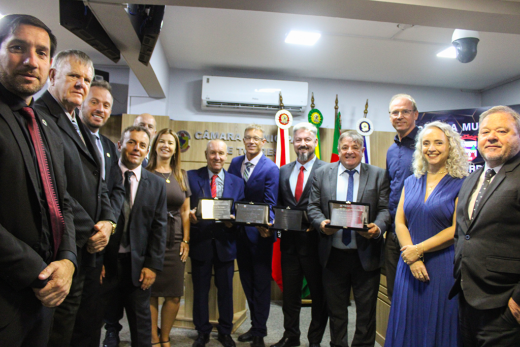 CÂMARA DE VEREADORES DE TORRES PROMOVE SESSÃO SOLENE PARA ENTREGA DE TÍTULOS DE CIDADÃO HONORÁRIO