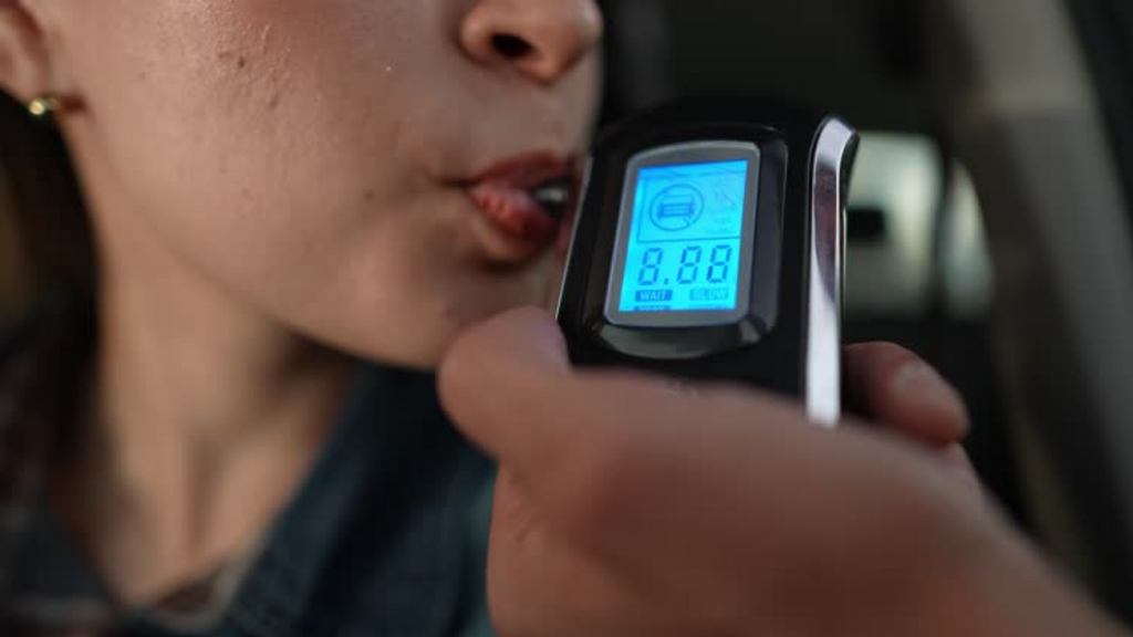 Motorista é presa após bater carro, apresentar sinais de embriaguez e recusar bafômetro em Imbituba