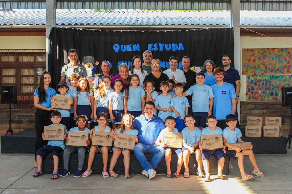 PRAIA GRANDE ENTREGA KITS DE MATERIAL ESCOLAR PARA 850 ALUNOS DA REDE MUNICIPAL