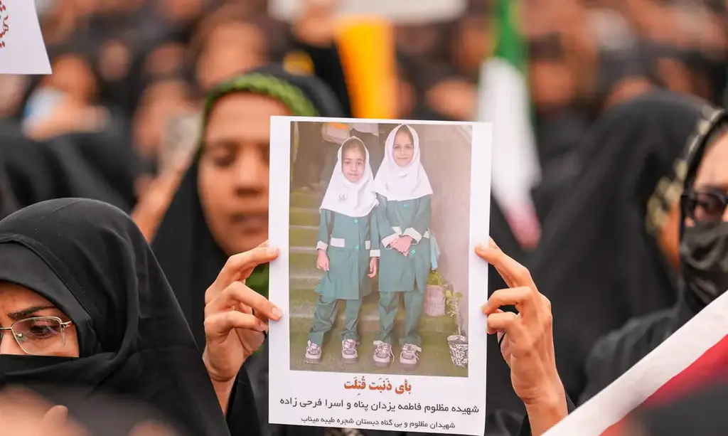 Ataque a escola de meninas expõe horrores da guerra com a morte de 168 crianças no primeiro dia da guerra dos Estados Unidos e Israel contra o Irã