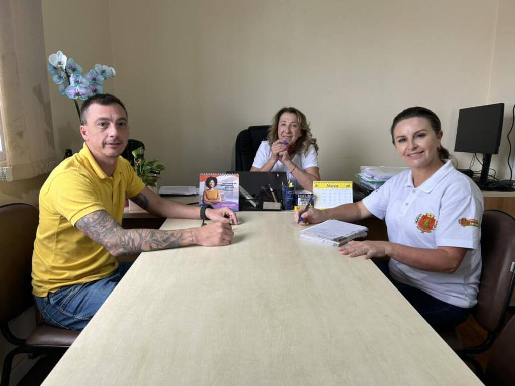 Sec. Municipal de Educação de Três Barras realizou reunião com a empresa Coletivo Santa Cruz para discutir o transporte de estudantes