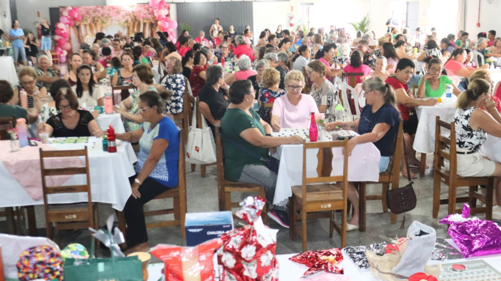 Show de prêmios para terceira idade reúne centenas de mulheres em Canoinhas