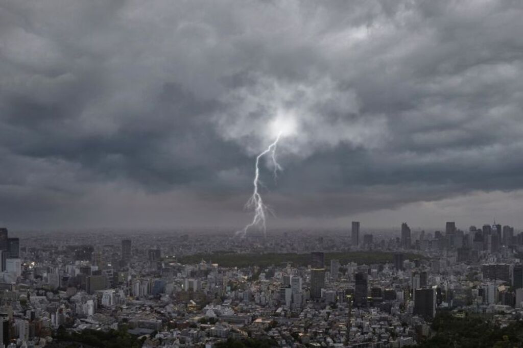 Frente fria provoca alerta de chuvas intensas no Brasil nesta segunda-feira