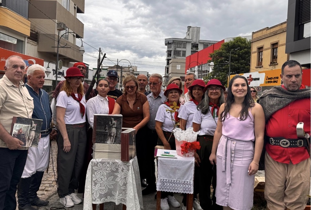 Urussanga realiza plantio da Rosa de Anita em homenagem às mulheres na Praça Anita Garibaldi