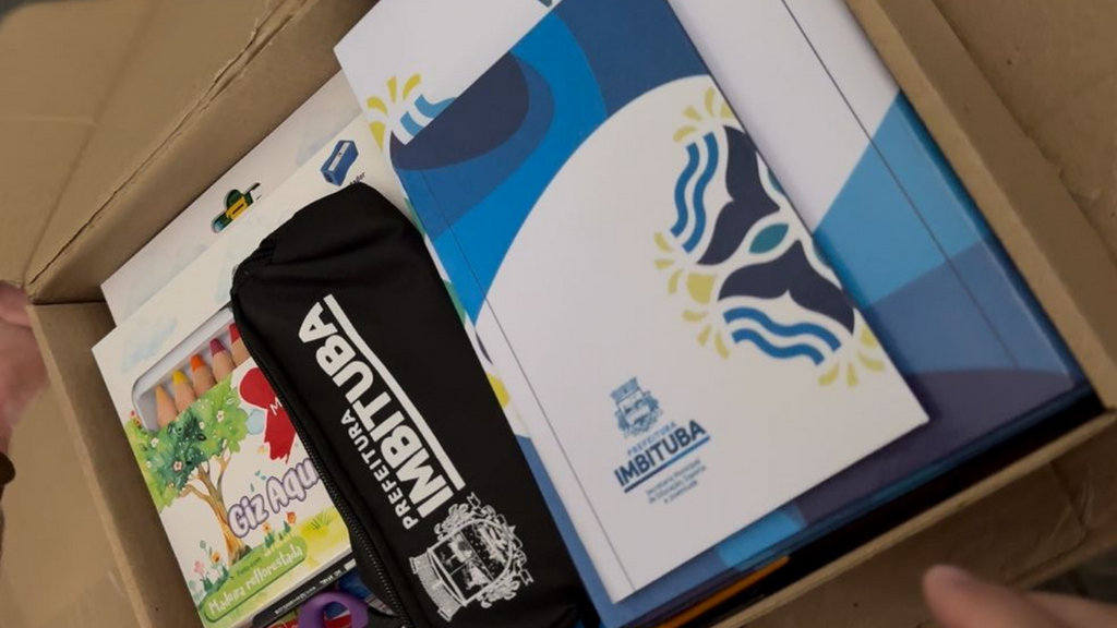 Após atraso de um mês, Prefeitura conclui entrega de kits escolares na rede municipal de Imbituba