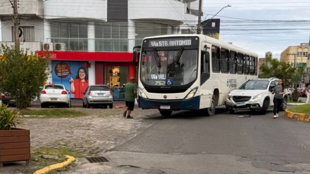 Carro atinge lateral de ônibus em rótula movimentada e acidente termina sem feridos em Imbituba