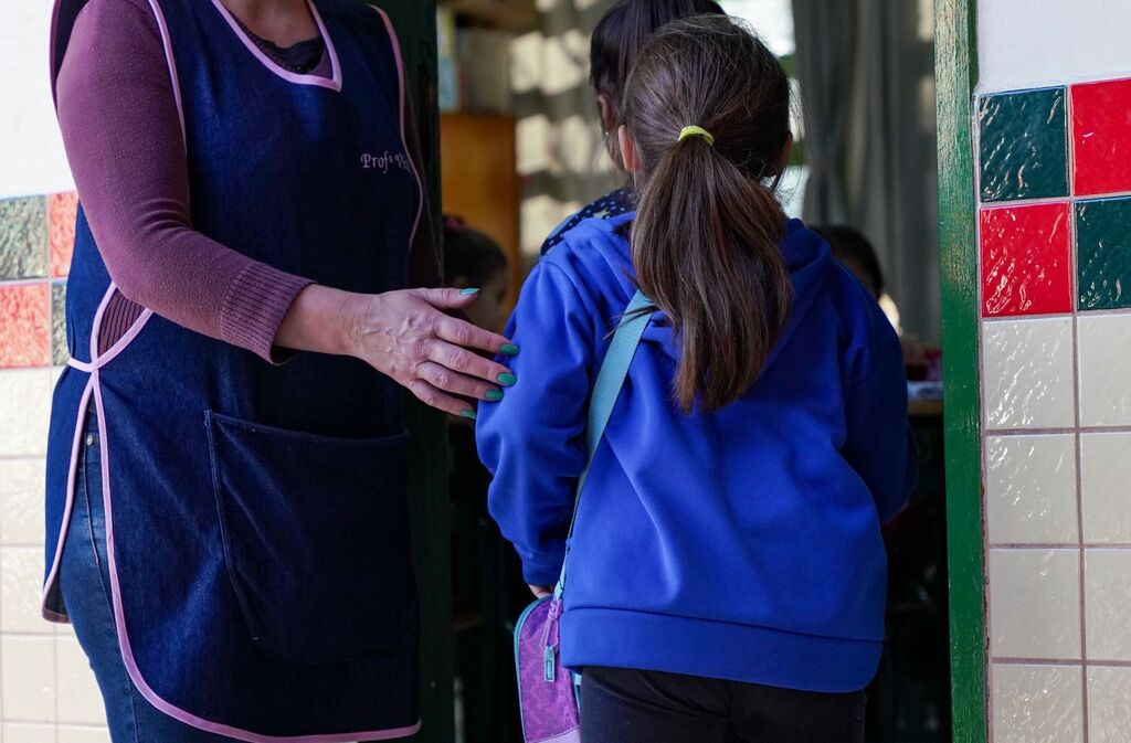 GOVERNO DE SC INVESTE R$ 330 MILHÕES PARA DESCOMPACTAÇÃO SALARIAL E CONSOLIDA PACOTE IMPORTANTE DE VALORIZAÇÃO DOS PROFESSORES