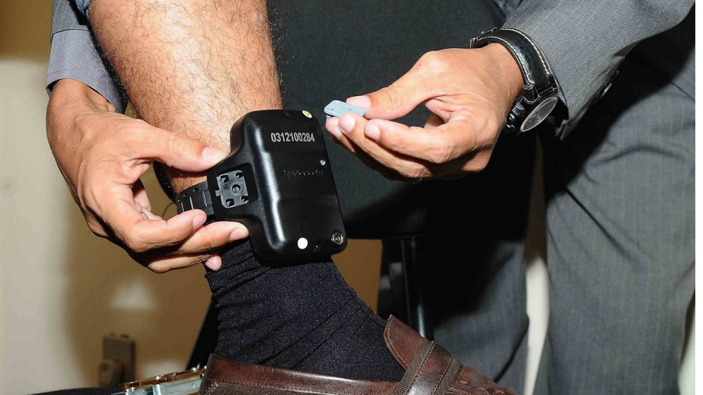 Câmara aprova tornozeleira eletrônica para agressores e rastreador de proximidade para vítimas