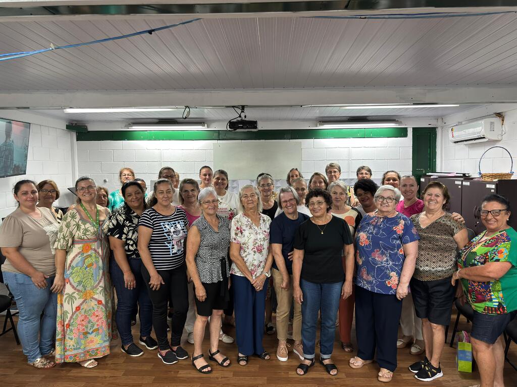 Realizada a primeira entrega de kits de artesanato para grupos de mães