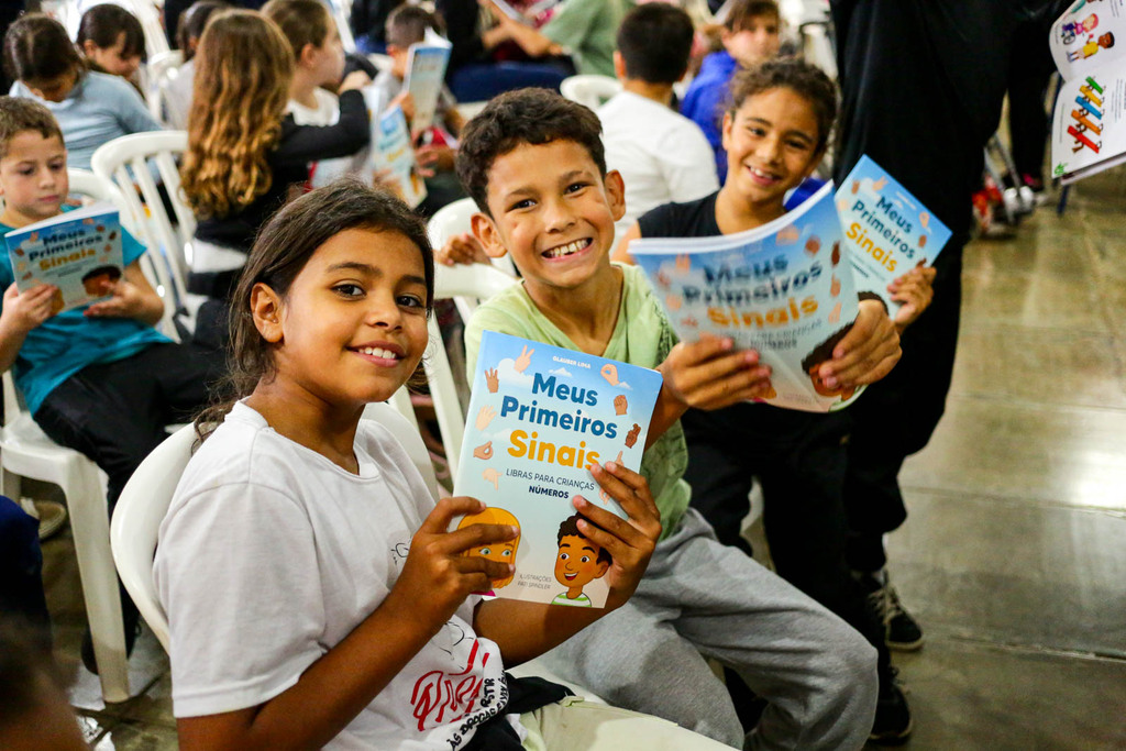 Livro de estímulo ao aprendizado dos números em Libras de maneira lúdica é lançado
