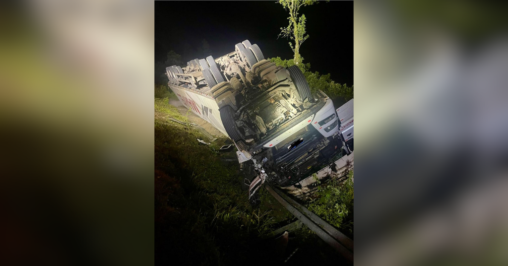 Motorista fica ferido após carreta tombar em curva na BR-470, em Pouso Redondo