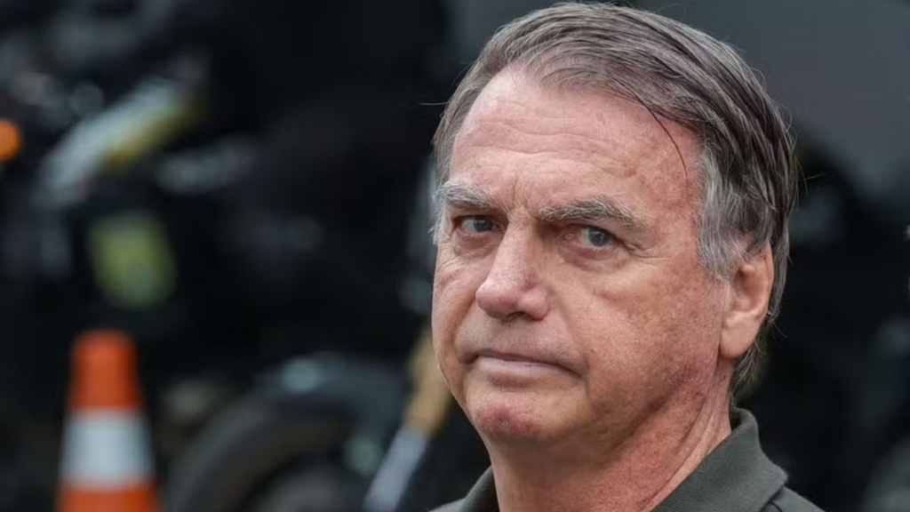 Bolsonaro é levado às pressas a hospital em Brasília após passar mal na prisão