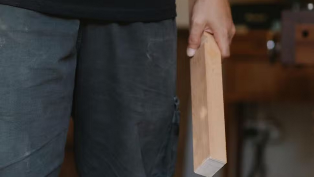 Confusão em praça termina com duas pessoas feridas após agressão com pedaço de madeira em Imbituba