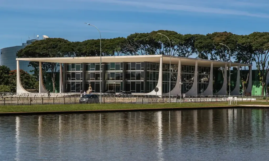 Itamaraty confirma revogação de visto de assessor de Trump