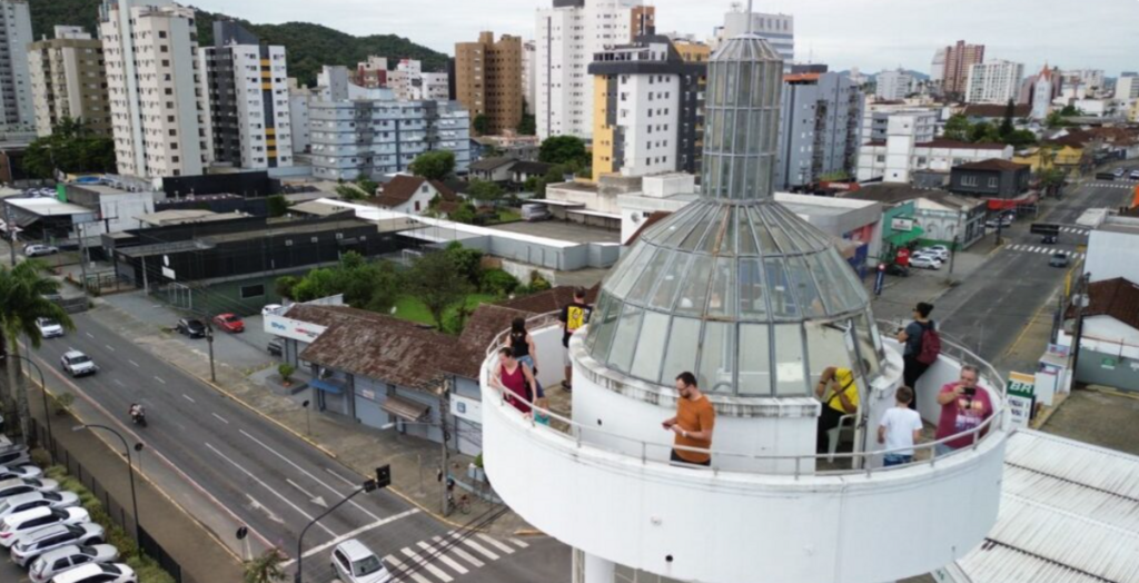 Agenda cultural de Joinville tem feiras, exposições e espetáculo de Shakespeare neste fim de semana