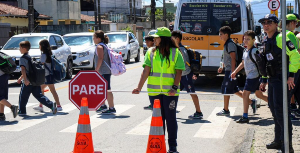 Projeto Aluno Guia volta a orientar trânsito em escolas de Joinville após 13 anos