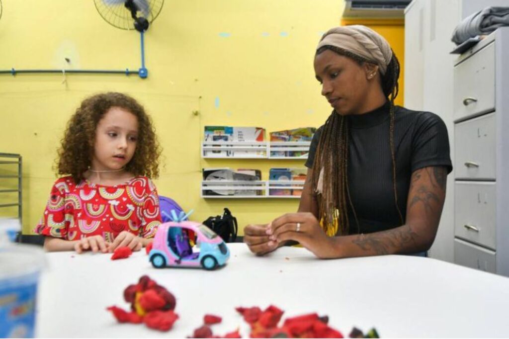 Ampliação das cuidotecas no Brasil quer frear evasão escolar e fortalecer inclusão produtiva