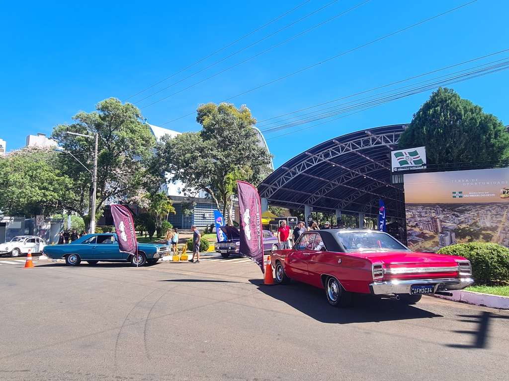 Encontro Internacional de Carros Antigos movimenta São Miguel do Oeste
