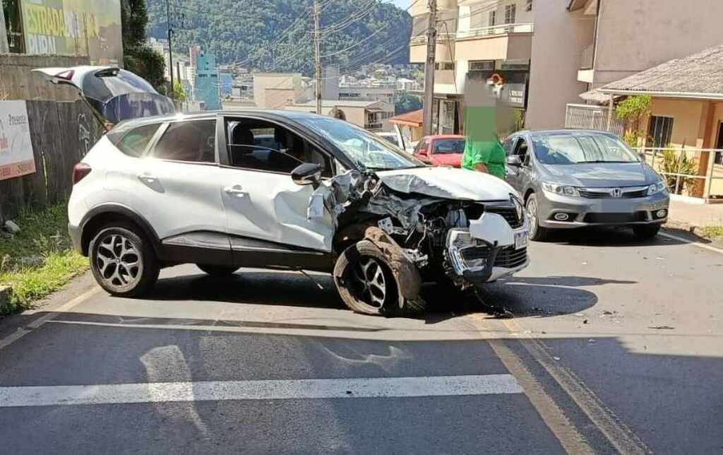 Carro bate contra poste na Santa Terezinha em Joaçaba