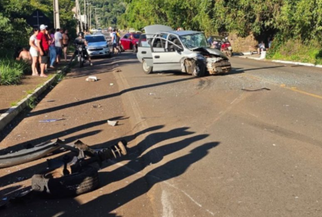 Violenta colisão evolvendo três veículos deixa quatro feridos na SC-150 em Ouro