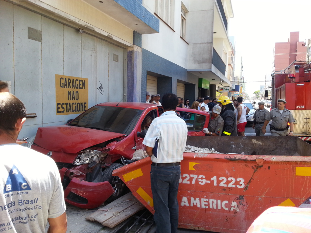 Mulher fica ferida após acidente na Gonçalves Chaves