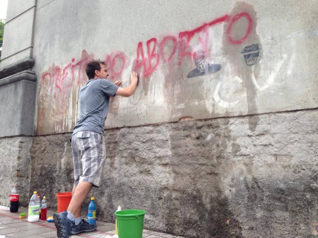 Jovens se reúnem para tentar apagar as pichações da Catedral de Pelotas