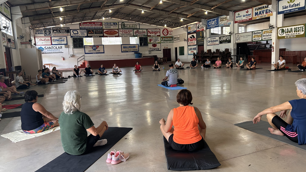 Programa Yoga nos Bairros leva prática integrativa de saúde à comunidade