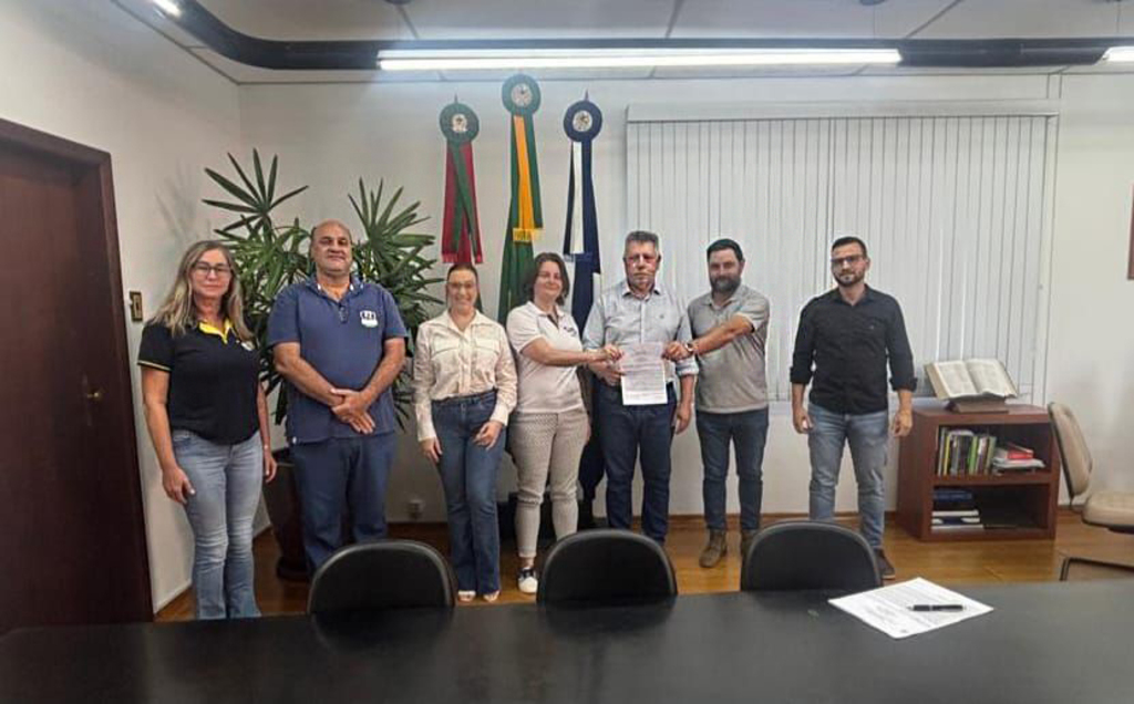 PREFEITO HILÁRIO CHIAMOLERA ASSINA ORDEM DE SERVIÇO PARA REFORMA DA CRECHE MUNICIPAL ANJO AZUL EM LACERDÓPOLIS