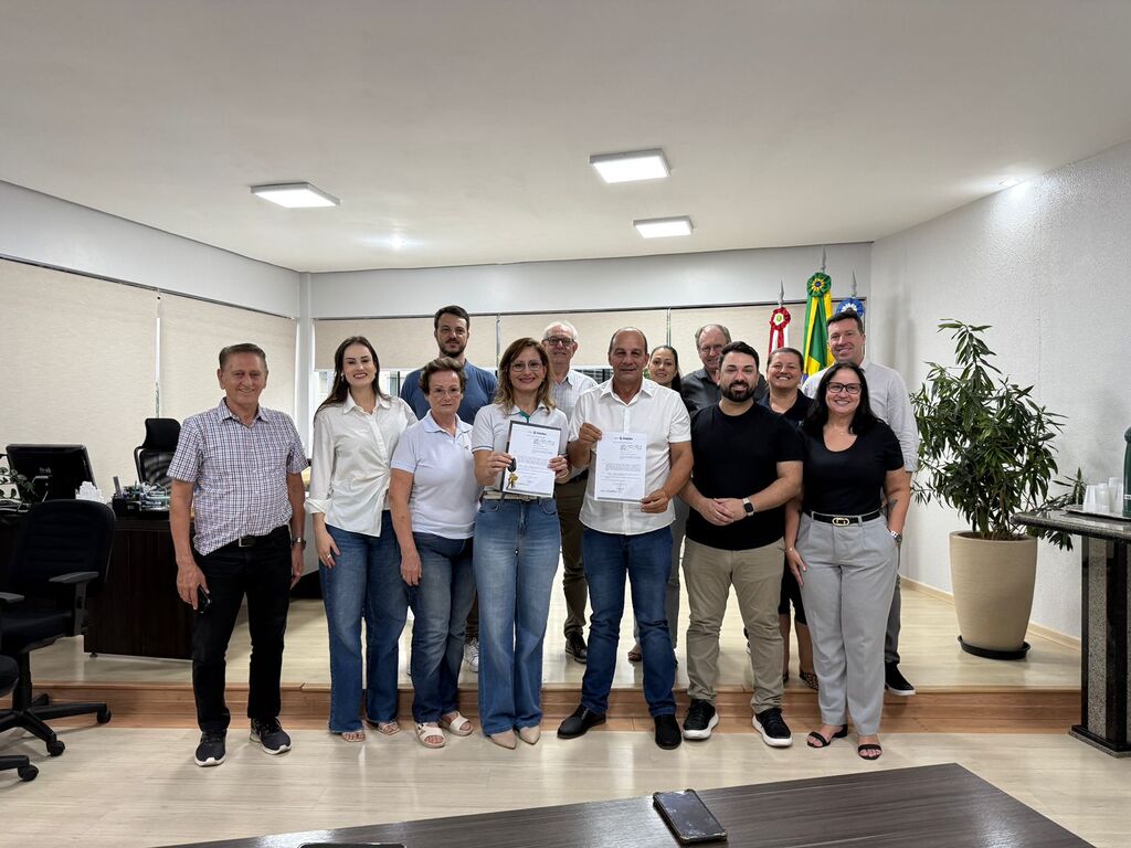 Prefeito Vilson Sartori sanciona lei que autoriza cessão de imóvel para sede da AMA