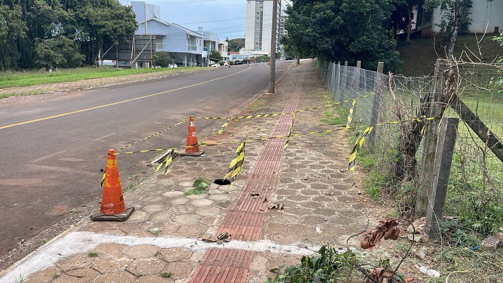Trecho da Rua Marquês do Herval é liberado, mas parte da calçada segue bloqueada