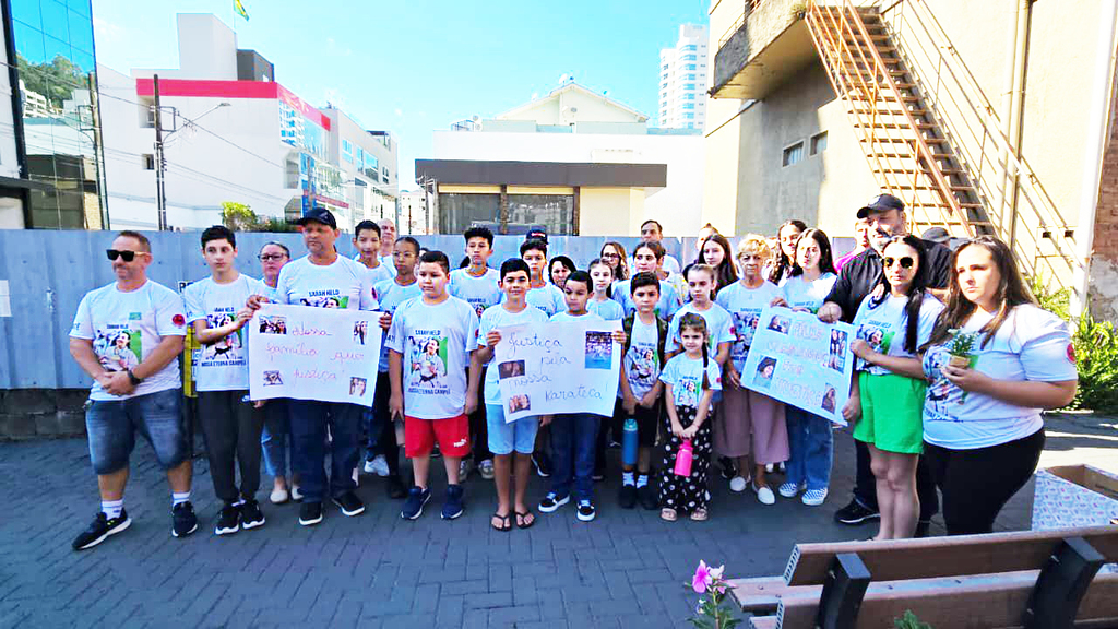 Comoção e mobilização marcam pedido de justiça por Sarah Held, jovem do karatê e da sociedade capinzalense