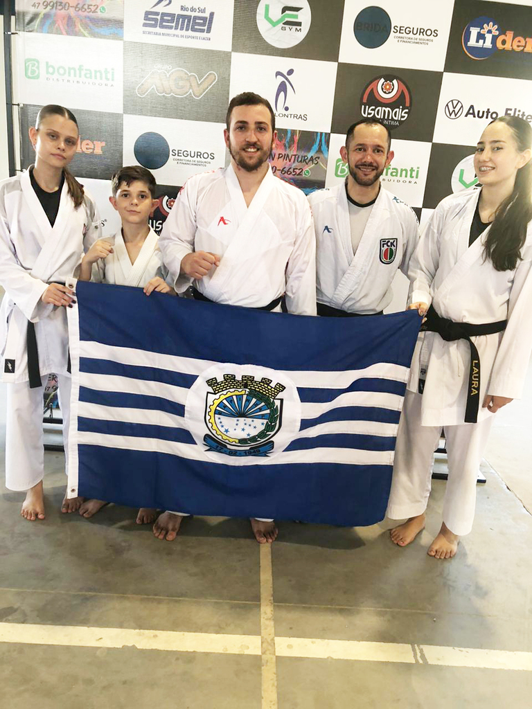 Sensei Bruno Saretta e Atletas fazem curso de Kumitê em Lontras/SC
