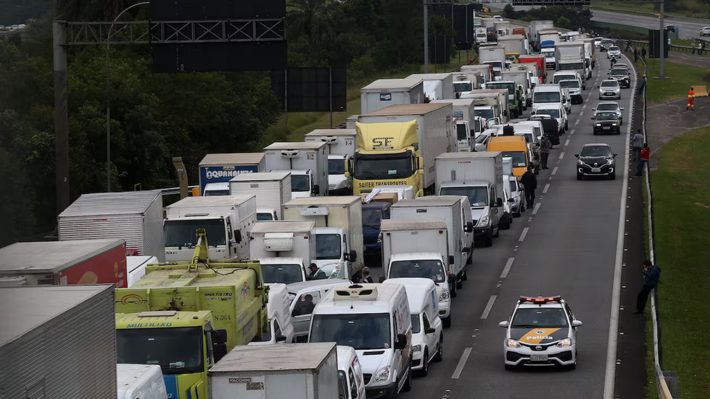 Caminhoneiros confirmam paralisação em Imbituba e aderem a greve nacional após aumento do diesel