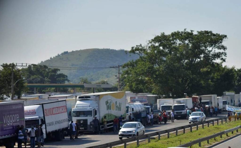 Greve de caminhoneiros preocupa comércio e pode afetar abastecimento em SC, diz FCDL/SC