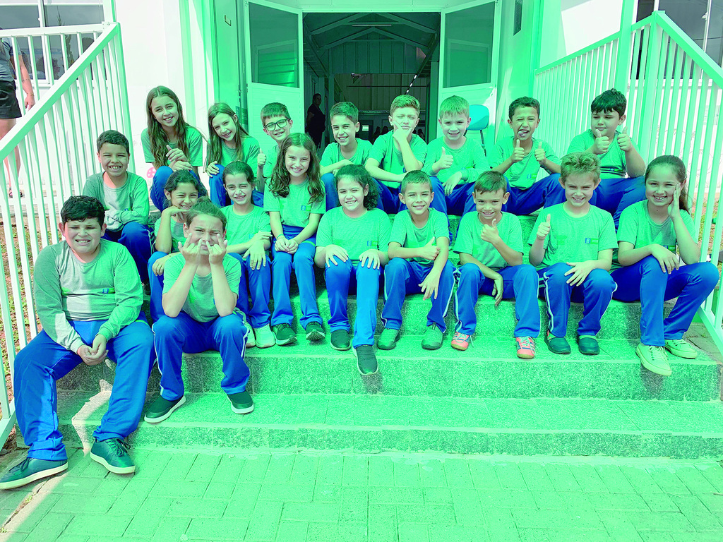 Alunos da Rede Municipal de Ensino de Otacílio Costa recebem uniformes escolares