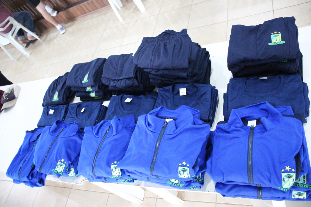 Zortéa realiza entrega de uniformes para a melhor idade