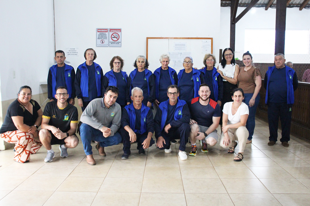 Zortéa realiza entrega de uniformes para a melhor idade