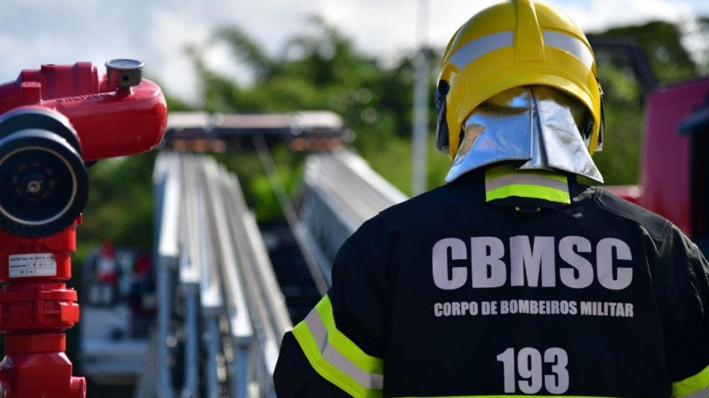 Acidente de trabalho mobiliza bombeiros em Imbituba; dia teve atendimentos clínicos e incêndio em vegetação