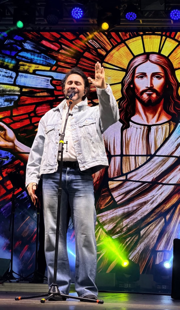 Show de Padre Fábio de Melo emociona público e marca início da programação de Páscoa em Joaçaba