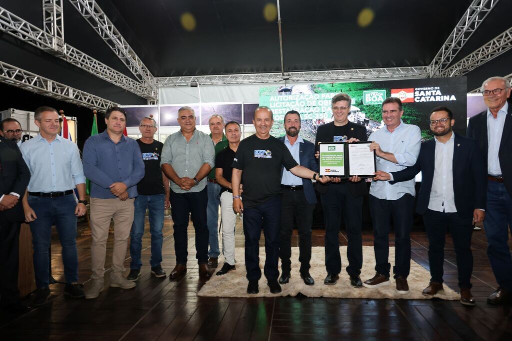 Governador Jorginho Mello assina autorização para restauração da SC-350 durante abertura da ExpoCaçador