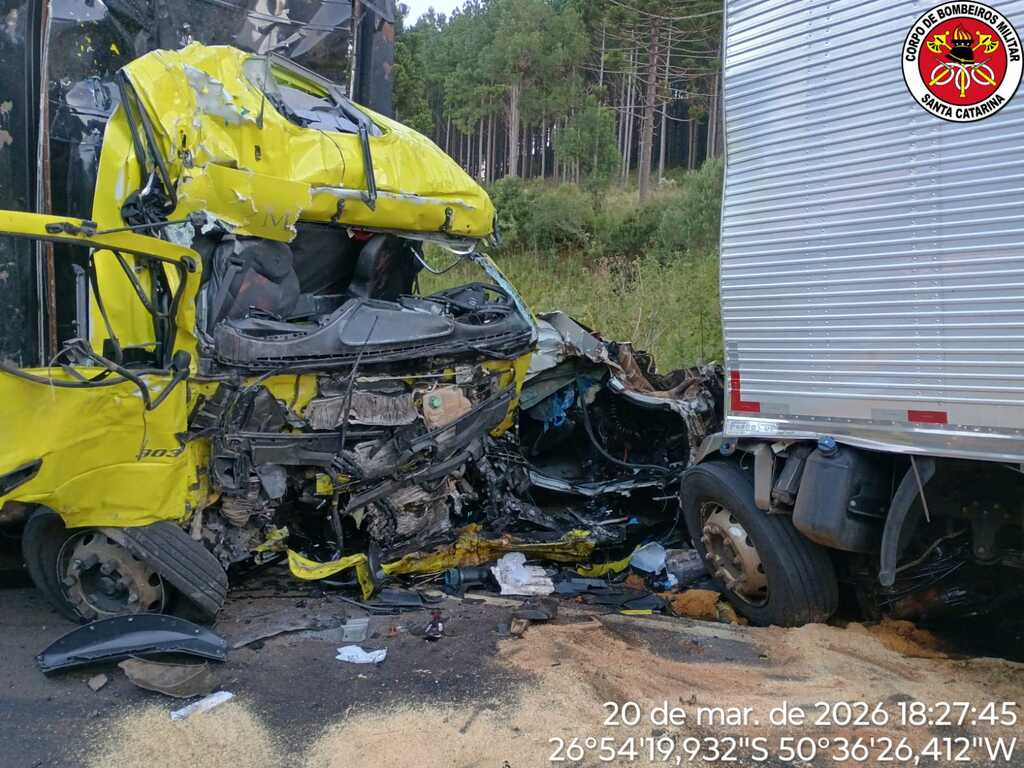 Colisão frontal entre caminhões deixa dois motoristas mortos na região