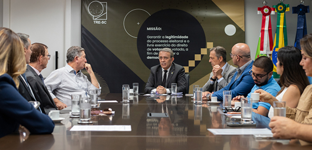 Justiça Eleitoral de SC e FECAM assinam termo de parceria para eleições de 2026
