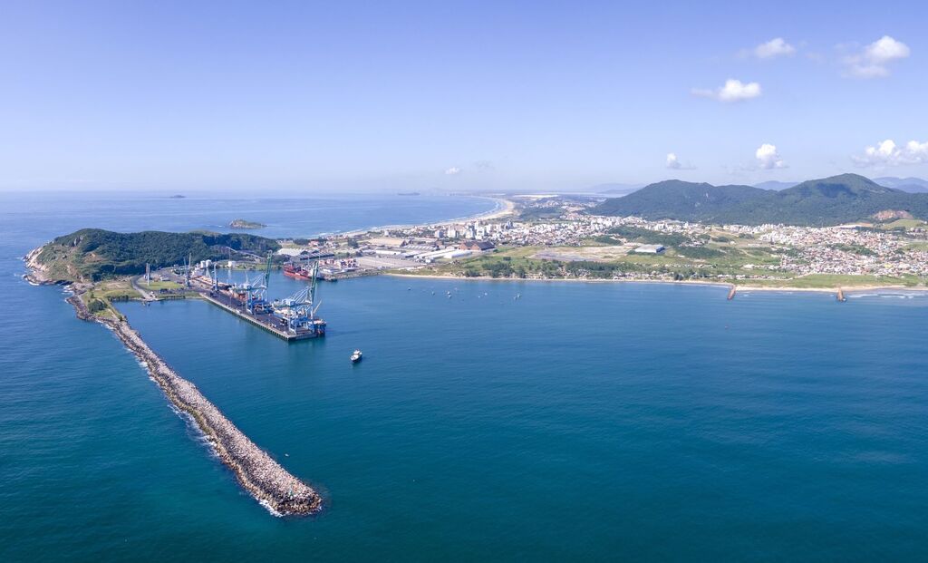 Porto de Imbituba mantém ritmo de crescimento e movimenta 641 mil toneladas em fevereiro de 2026