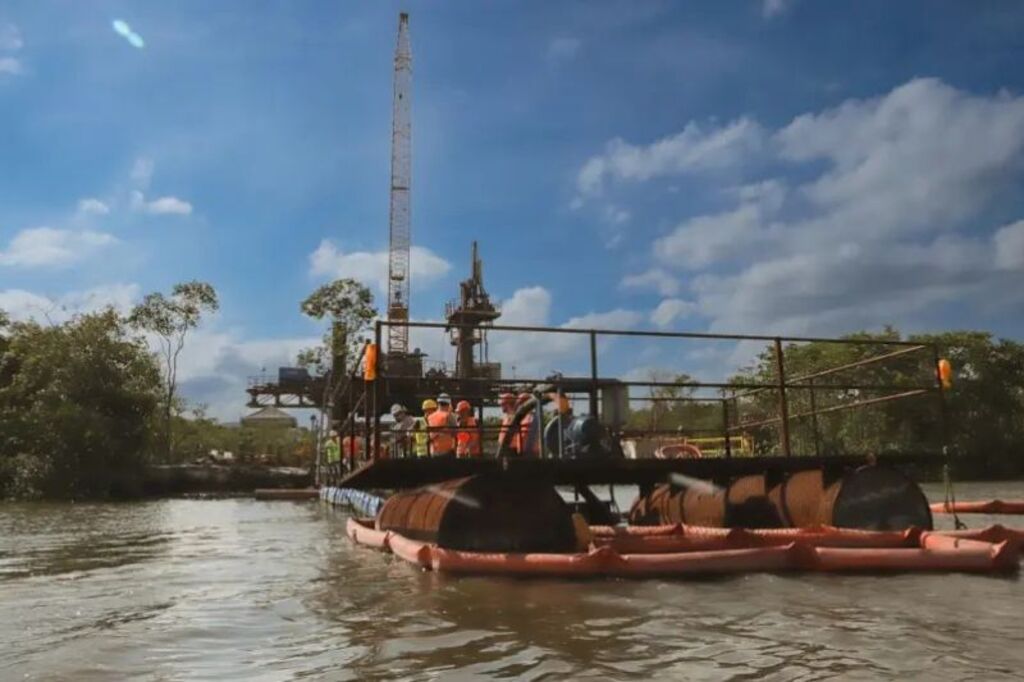 Obras da Ponte Joinville utilizam estrutura flutuante para logística no rio Cachoeira