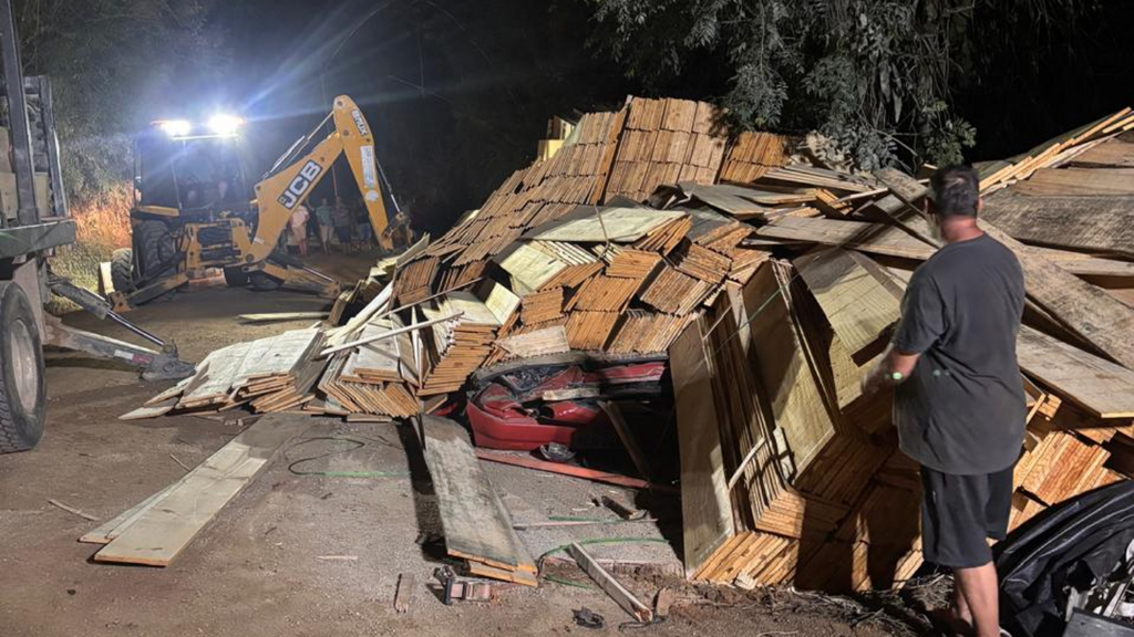 Imagem Divulgação - Casal morre após caminhão tombar sobre carro na SC-435, em São Bonifácio