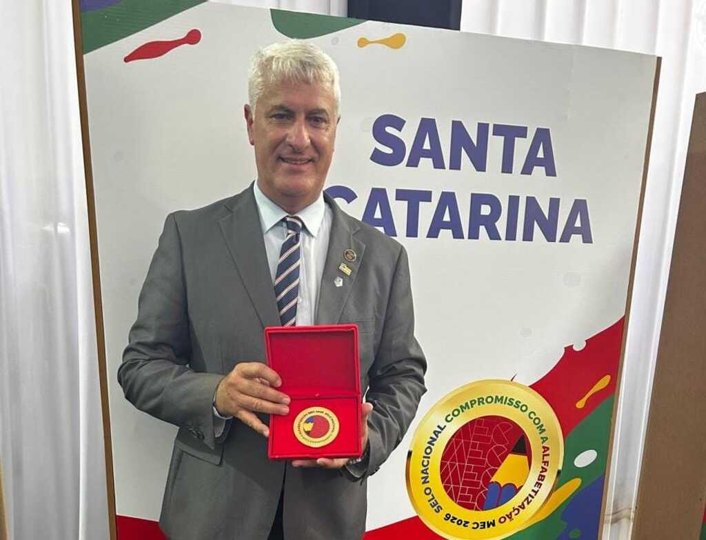 Otacílio Costa recebe o Selo Ouro Nacional de Compromisso com a Alfabetização