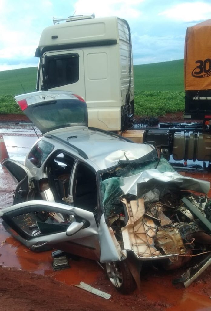 Homem fica ferido ao colidir carro contra carreta em Abelardo Luz, na tarde de segunda-feira, dia 23