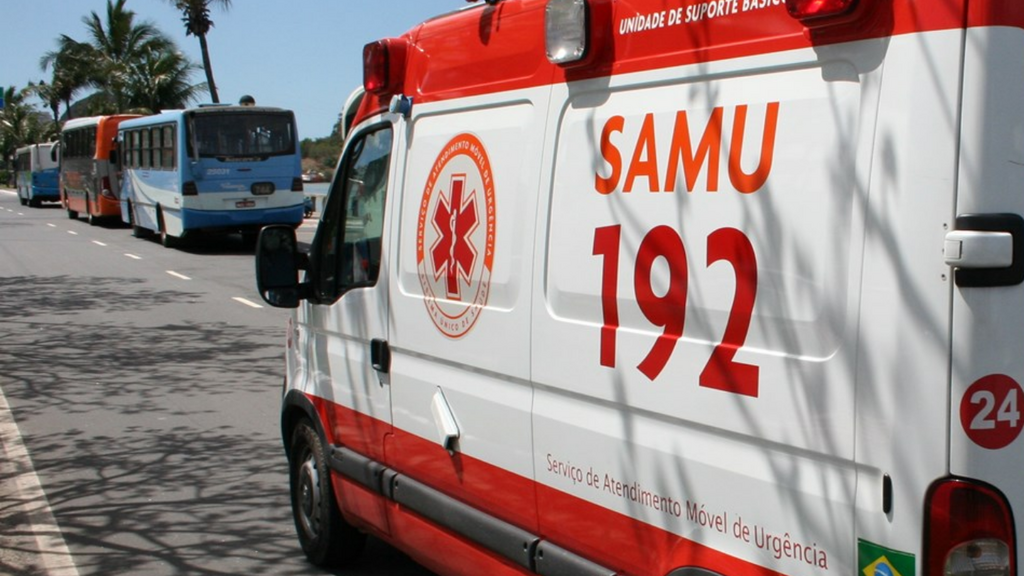 Homem é socorrido após ser encontrado ferido na calçada no bairro Alto Arroio, em Imbituba