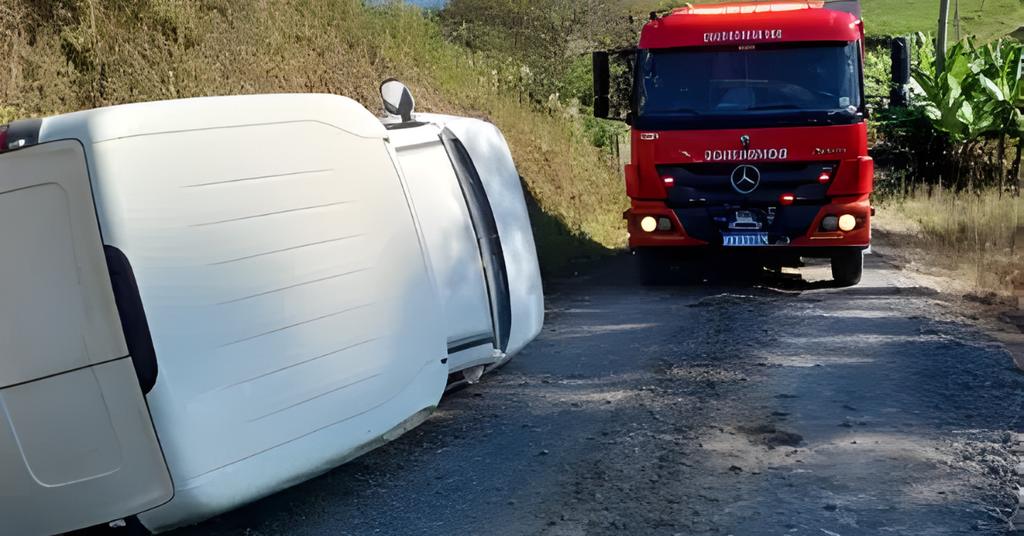 Jovem de 27 anos escapa sem ferimentos após Fiorino sair da pista e bater em barranco no interior de Taió