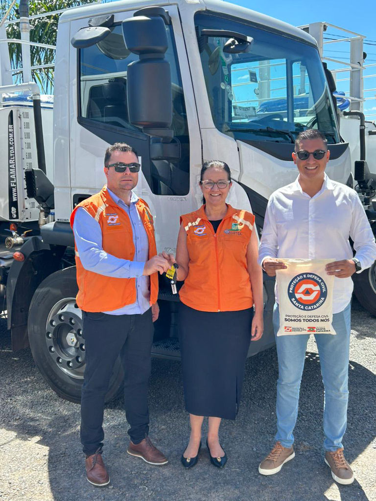 ZORTÉA CONTEMPLADA COM CAMINHÃO-PIPA DA DEFESA CIVIL